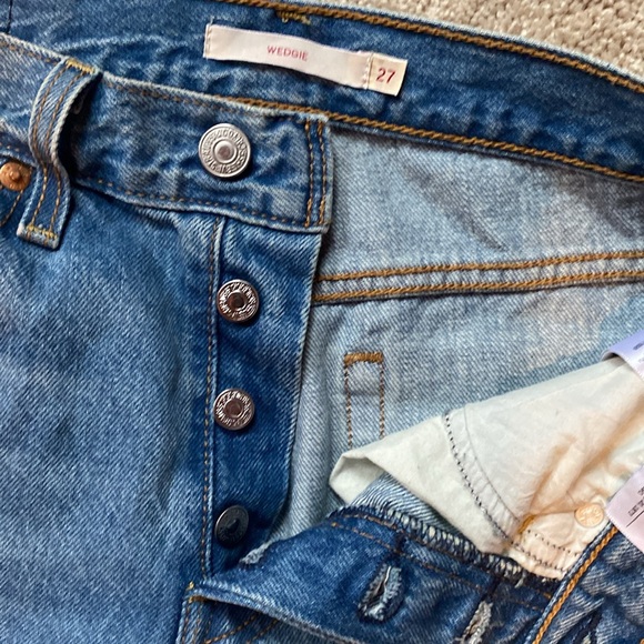 Levi’s wedgie jeans. Light wash, gently worn - Picture 3 of 4